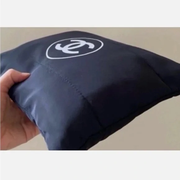 Black Chanel Beauty Pouch VIP Cosmetic Makeup Case Organizer Bag New - Picture 2 of 3